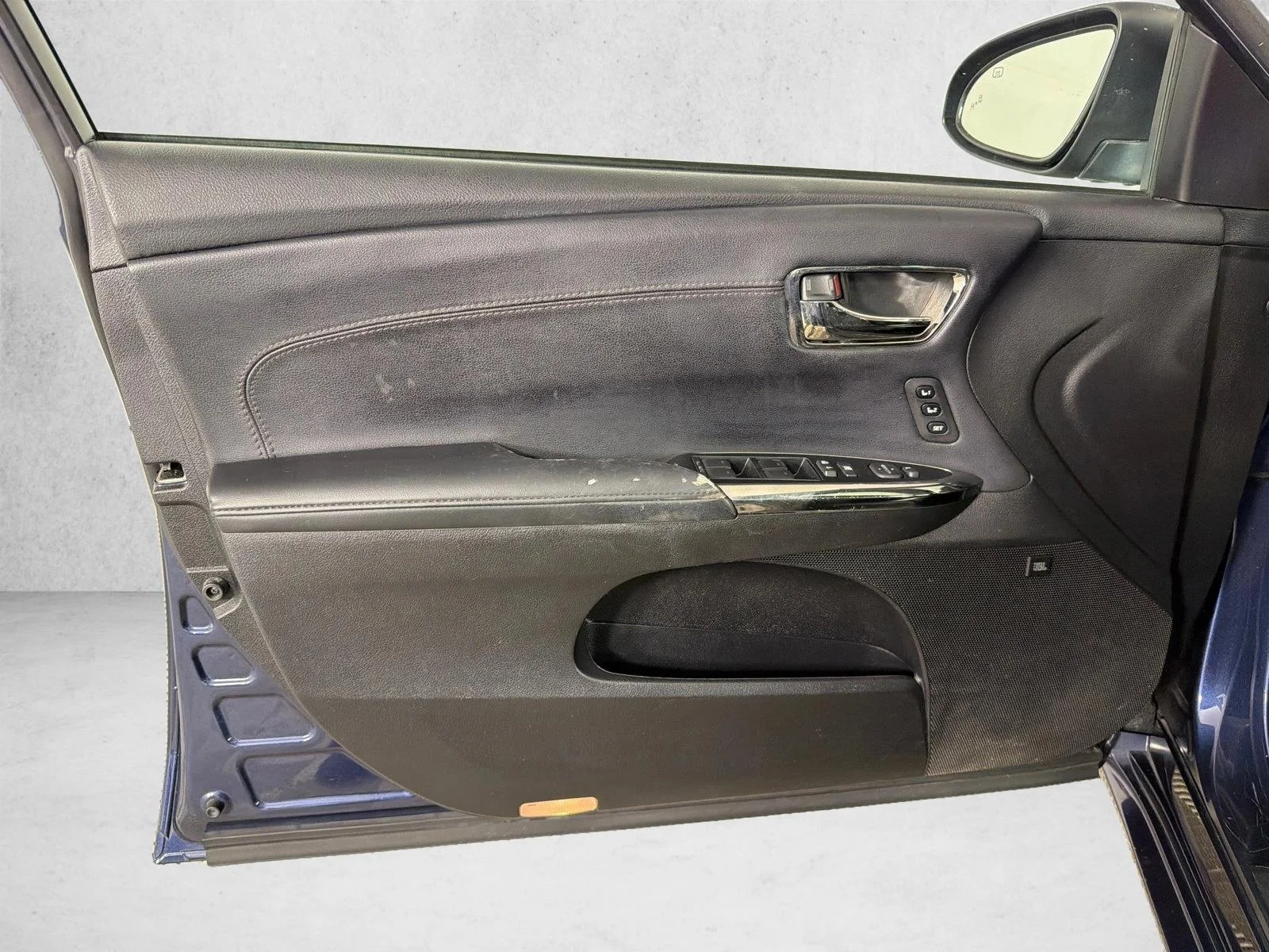 Used 2015 White Toyota XLE Touring image 12