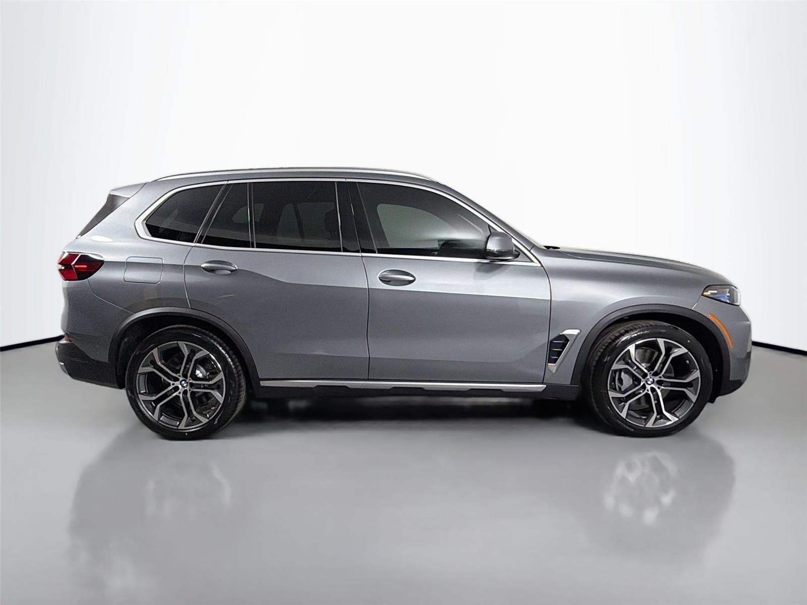 New 2026 Skyscraper Grey Metallic BMW xDrive50e image 7
