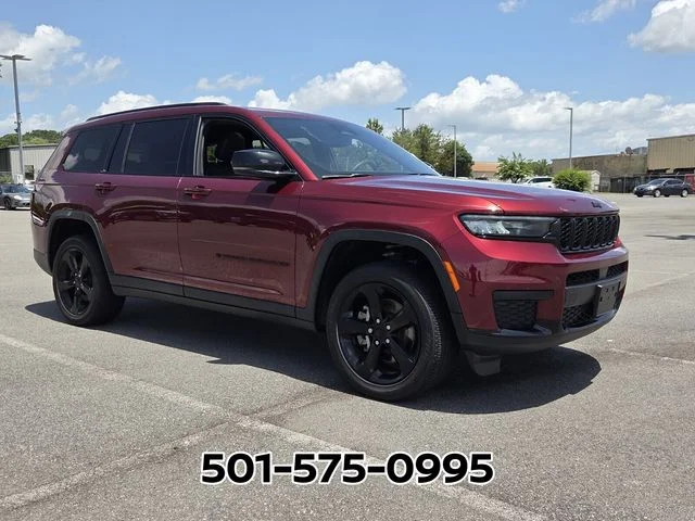 Used 2023 Red Jeep Altitude image 7