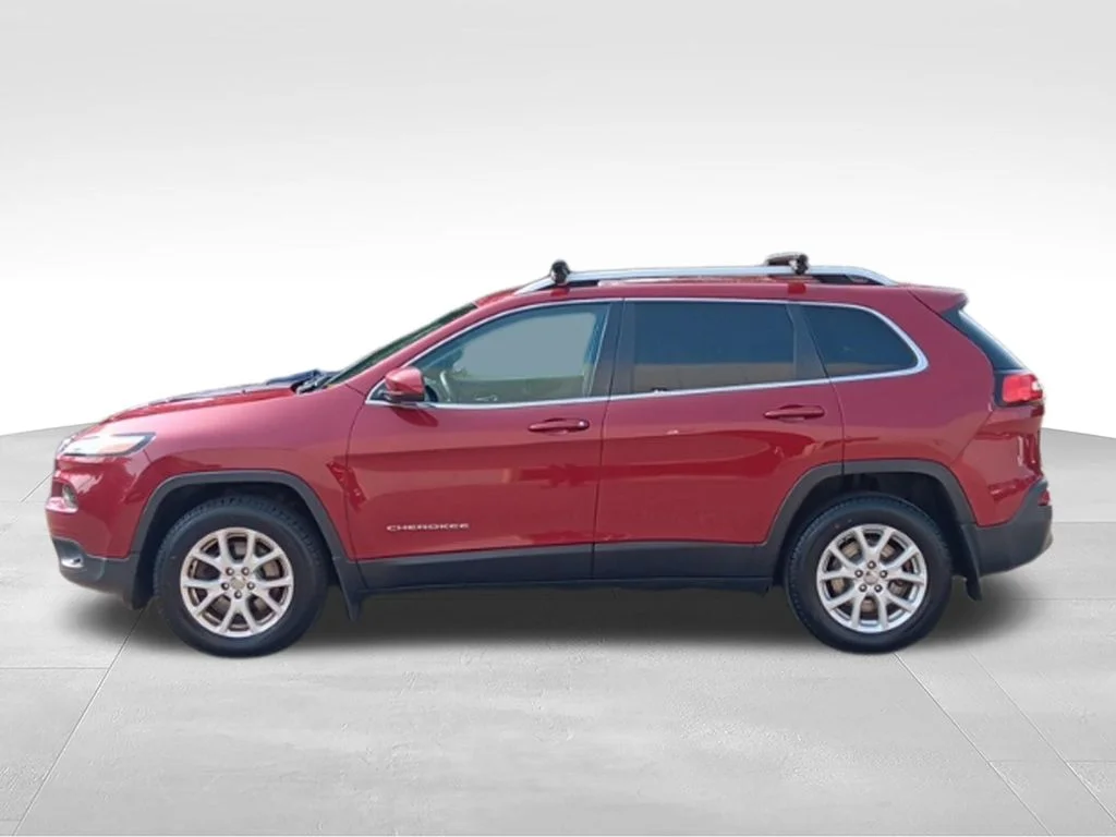 Used 2016 Deep Cherry Red Crystal Pearlcoat Jeep Latitude image 4