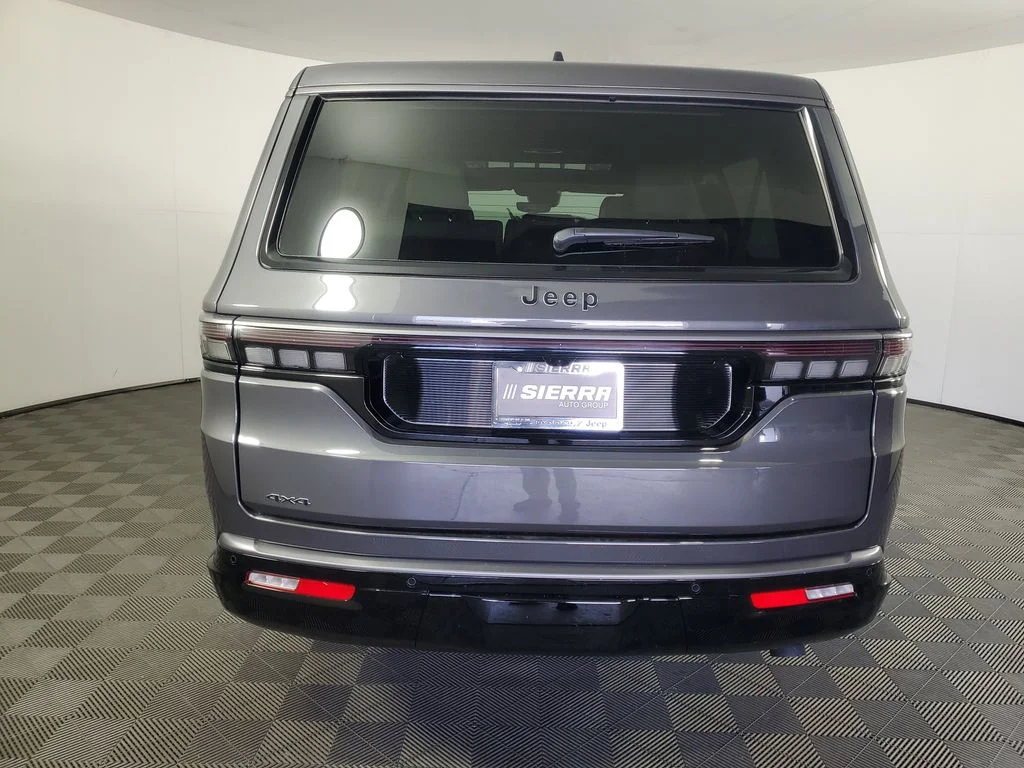 New 2026 Baltic-Gray Metallic Clear-Coat Exterior Paint Jeep Limited Reserve image 5