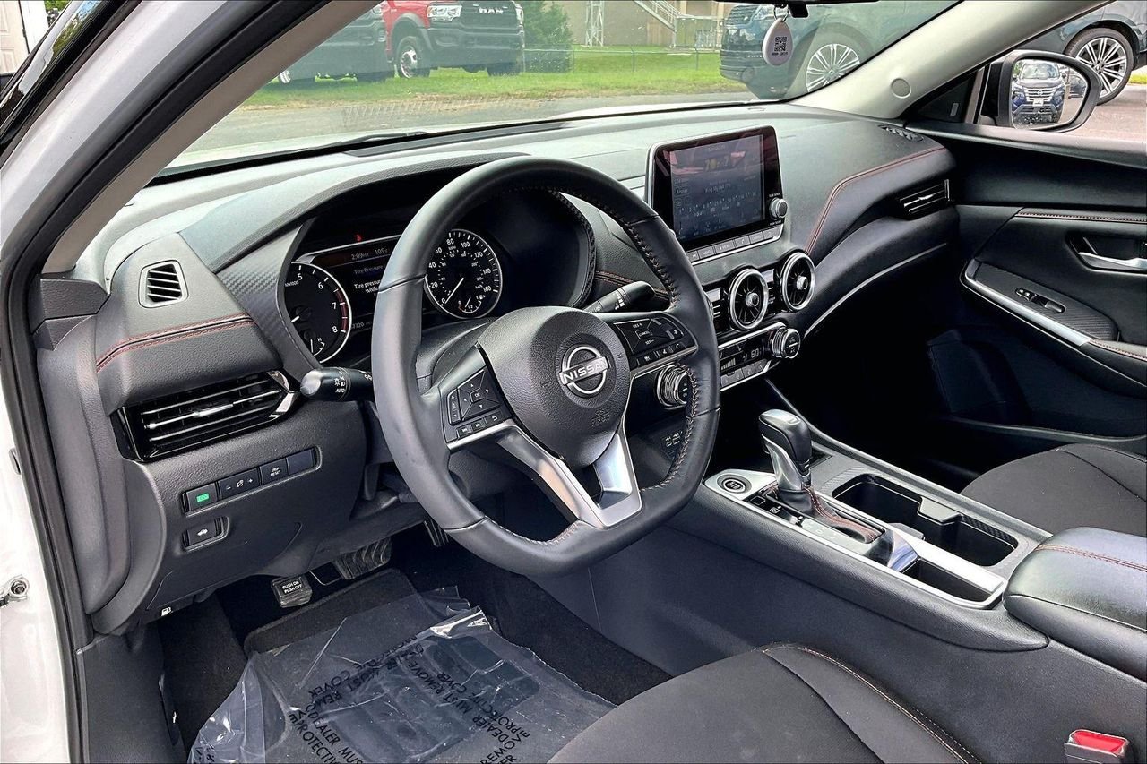Used 2024 Aspen White Tricoat/Super Black Nissan SR Xtronic CVT image 18