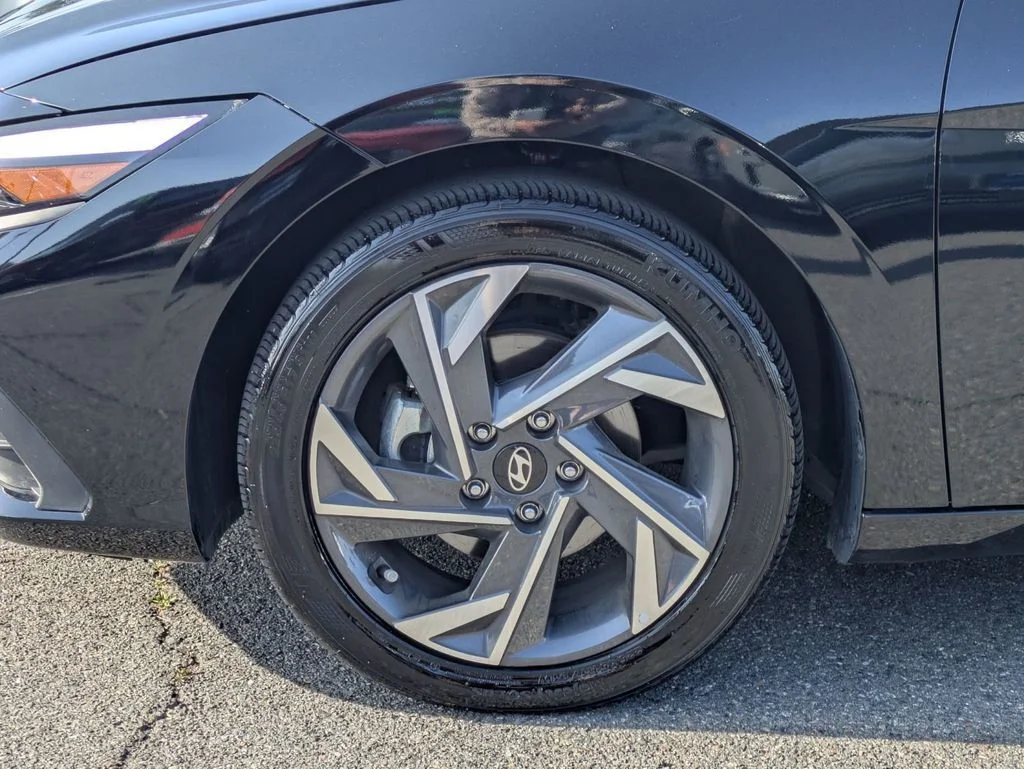 Used 2025 Black Hyundai SEL Sport image 9