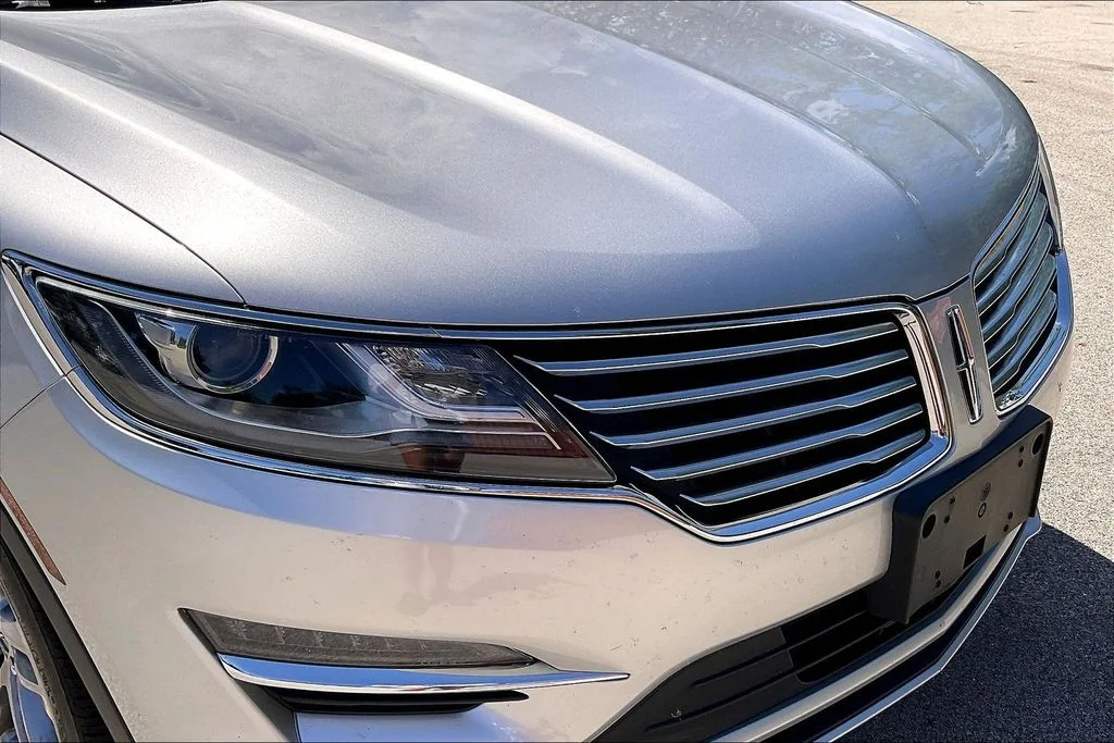 Used 2015 Silver Lincoln Base image 30
