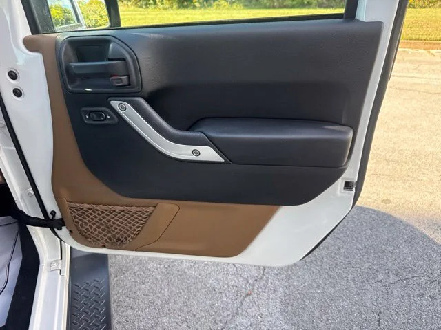 Used 2018 White Jeep Unlimited Sahara image 9