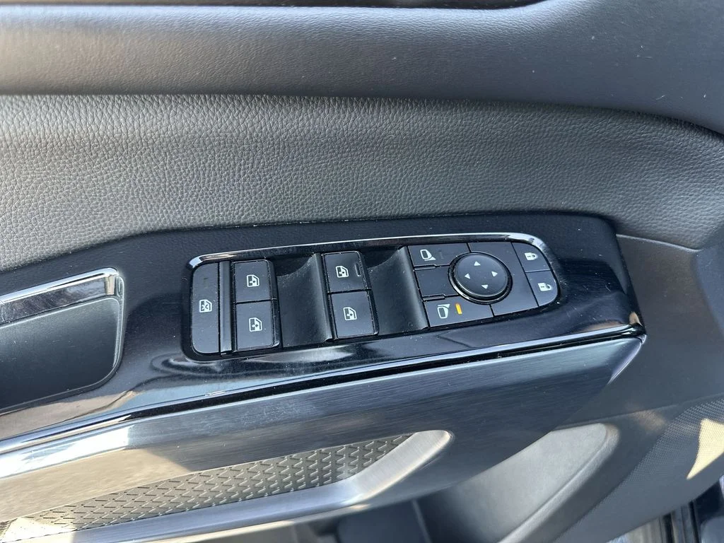 Used 2023 Black Nissan SL image 13