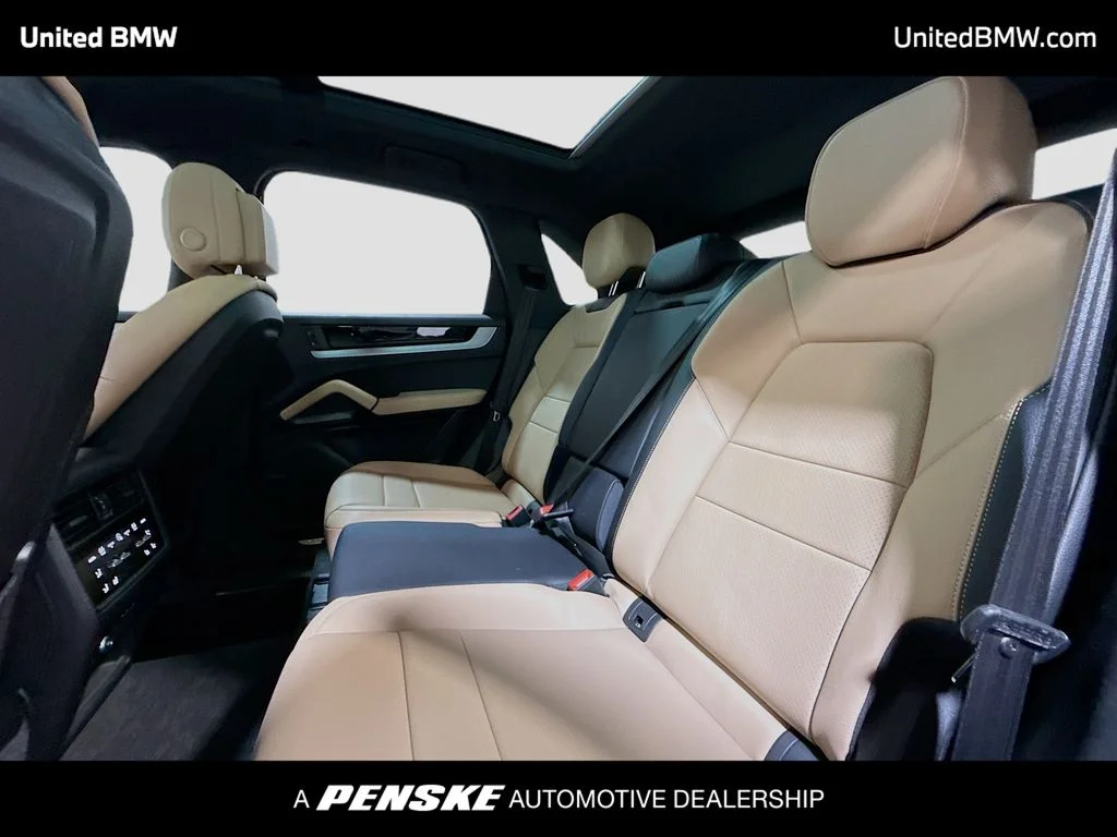 Used 2025  Porsche  image 13