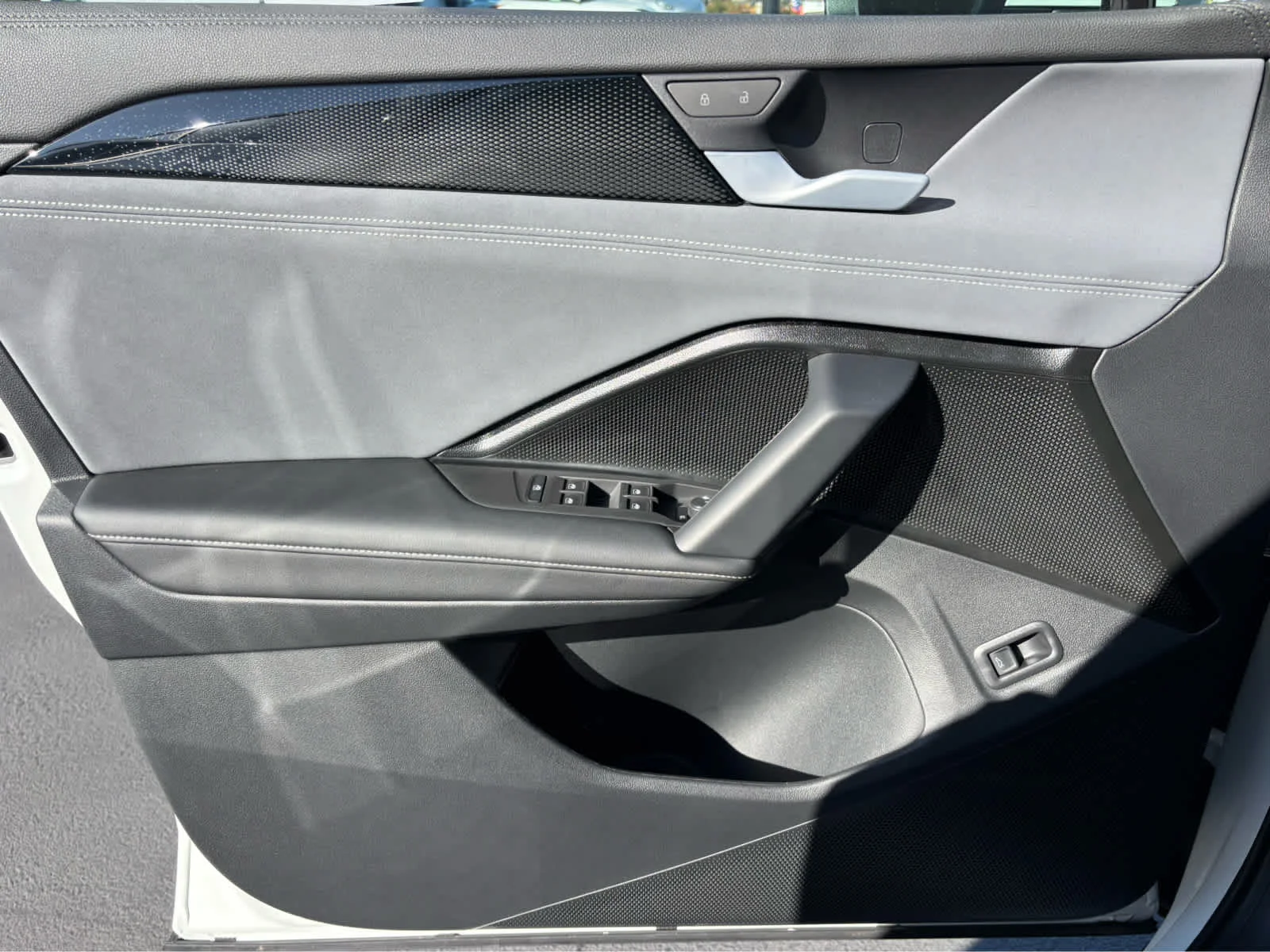 New 2026 PURE WHITE Volkswagen SE image 14