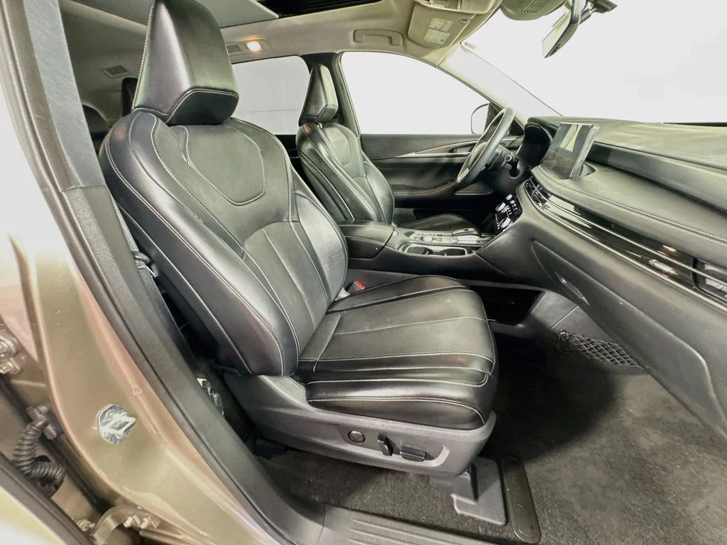Certified Used 2023 Silver INFINITI LUXE image 37