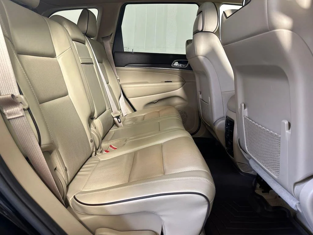Used 2018 Diamond Black Crystal Pearlcoat Jeep Overland image 33