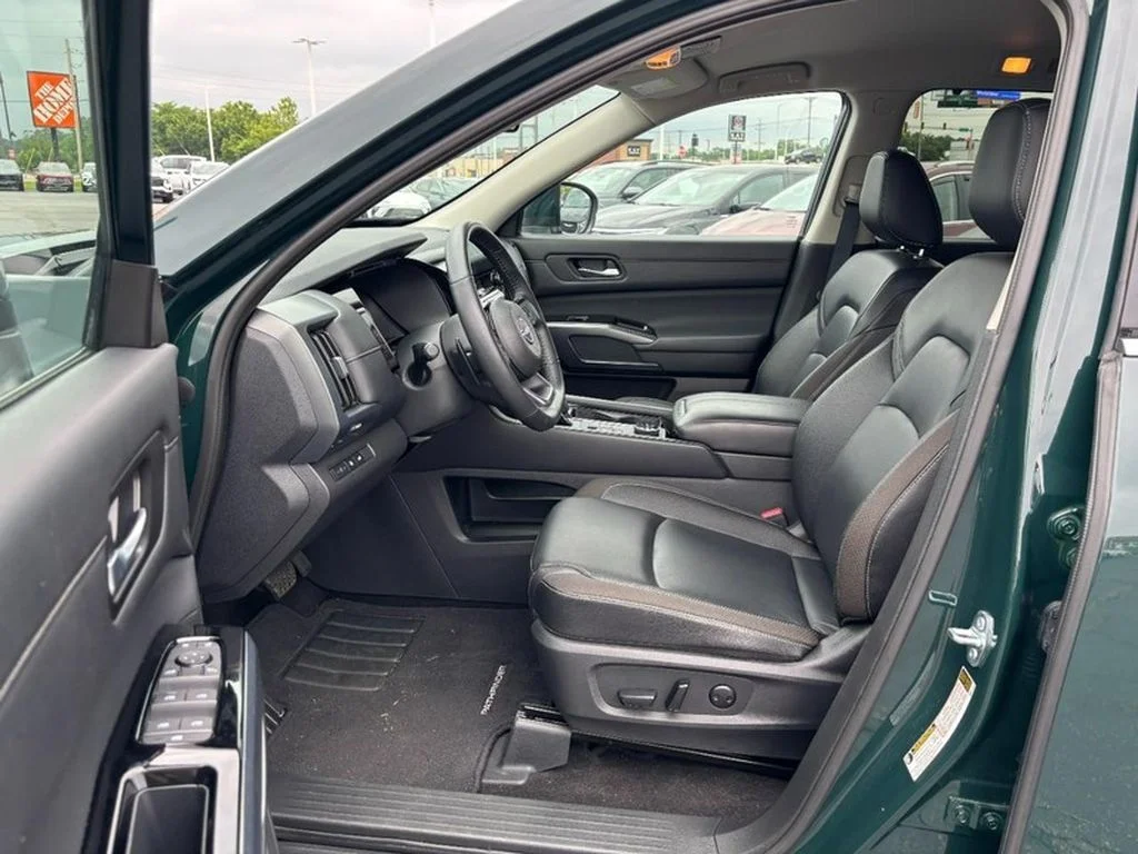 Used 2025 Obsidian Green Pearl Nissan SL image 8