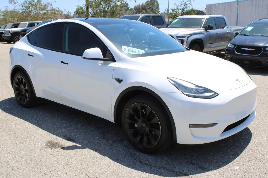 Used 2021 White Tesla Standard Range image 3