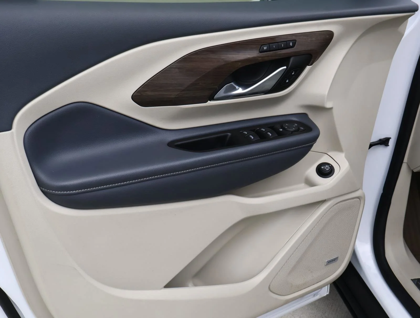 Used 2024 White Frost Tricoat GMC Denali image 15