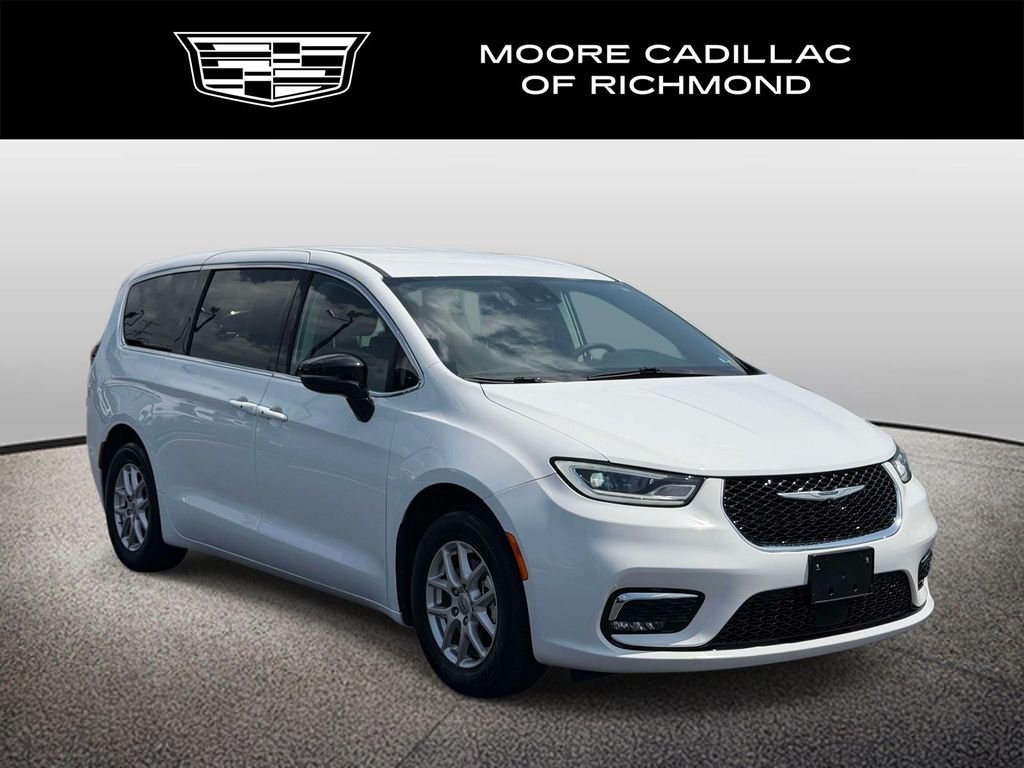 2024 Chrysler Pacifica Touring L's photo