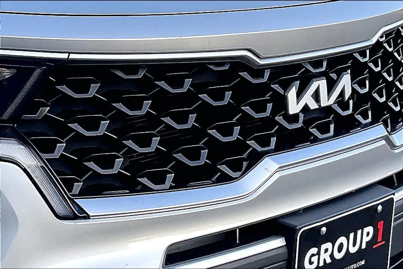 Used 2022 Sparkling Silver Kia LX image 29