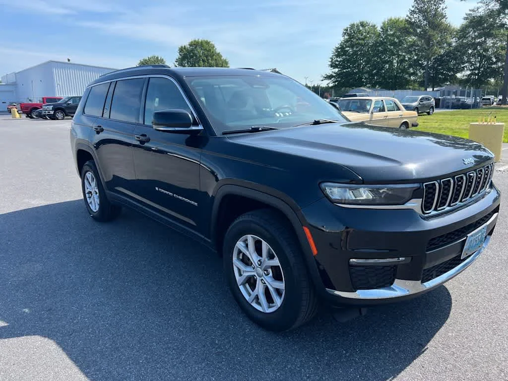 Certified Used 2022 Diamond Black Crystal Pearlcoat Jeep Limited image 2