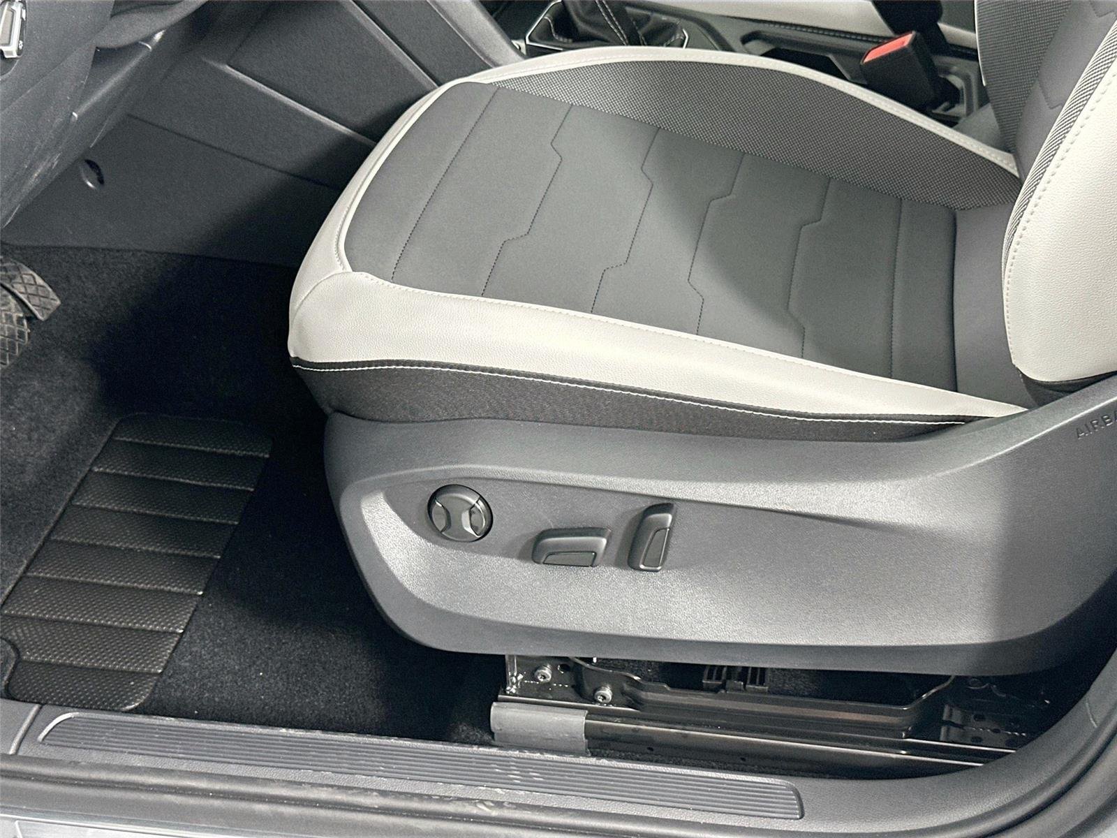 2025 Volkswagen Taos SE - Photo 15