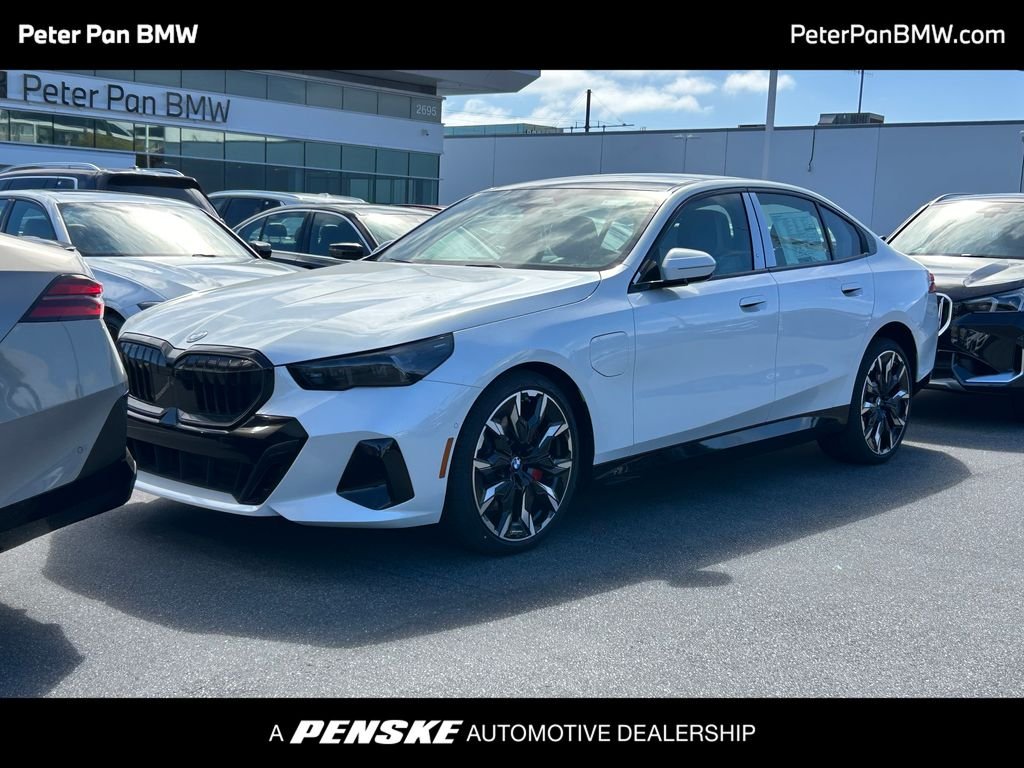 New 2027 Mineral White Metallic BMW 550e xDrive image 1