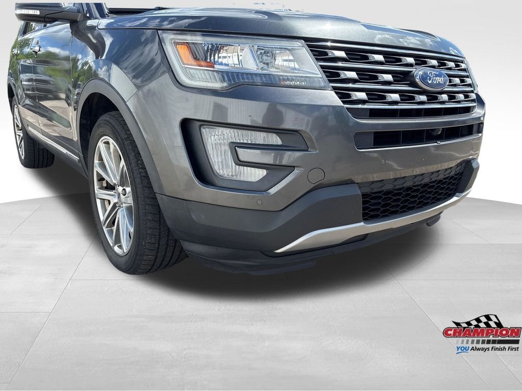 Used 2017 Gray Ford Limited image 3