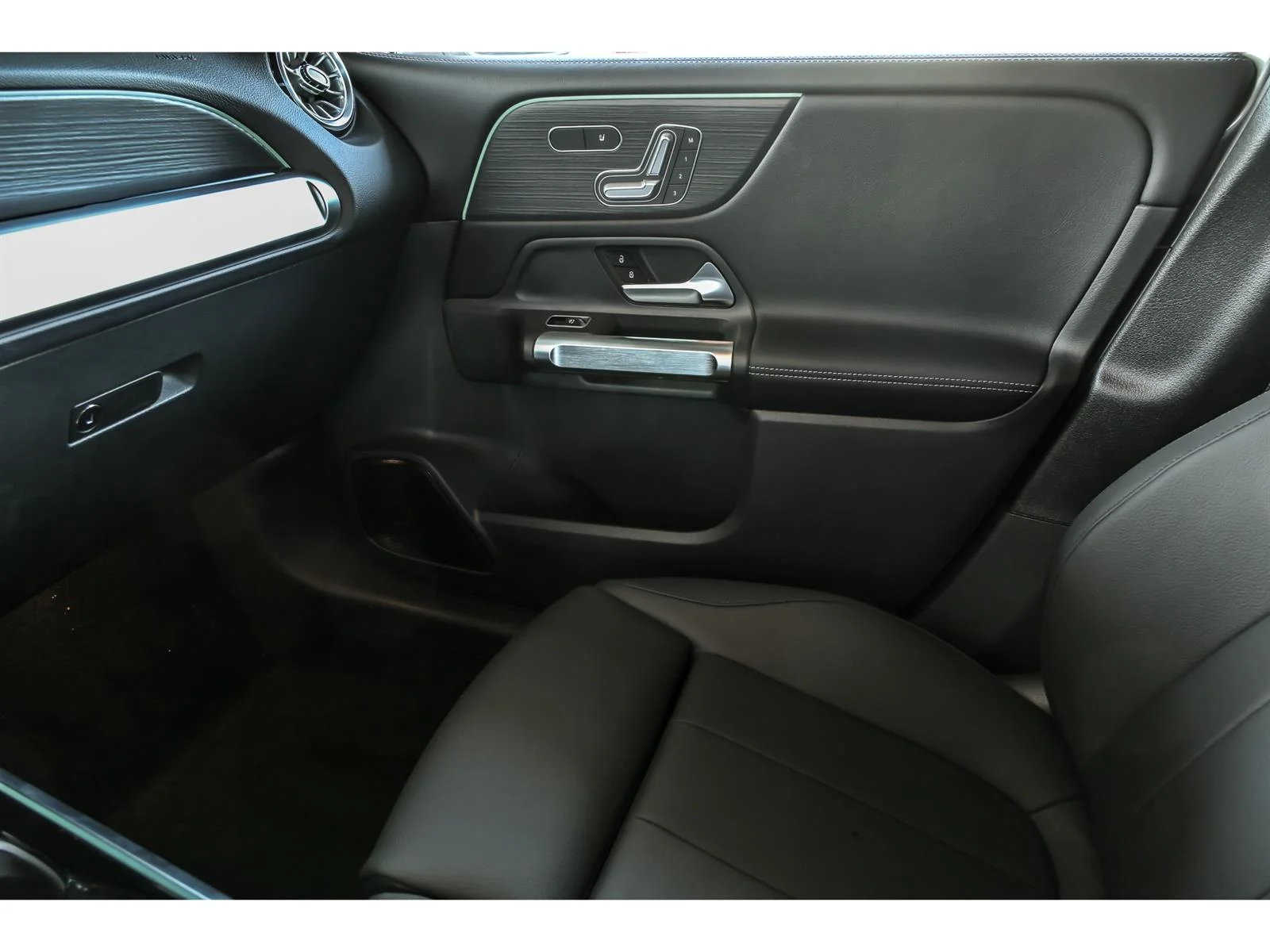 New 2026 Mountain Grey Metallic Mercedes-Benz GLB 250 image 17