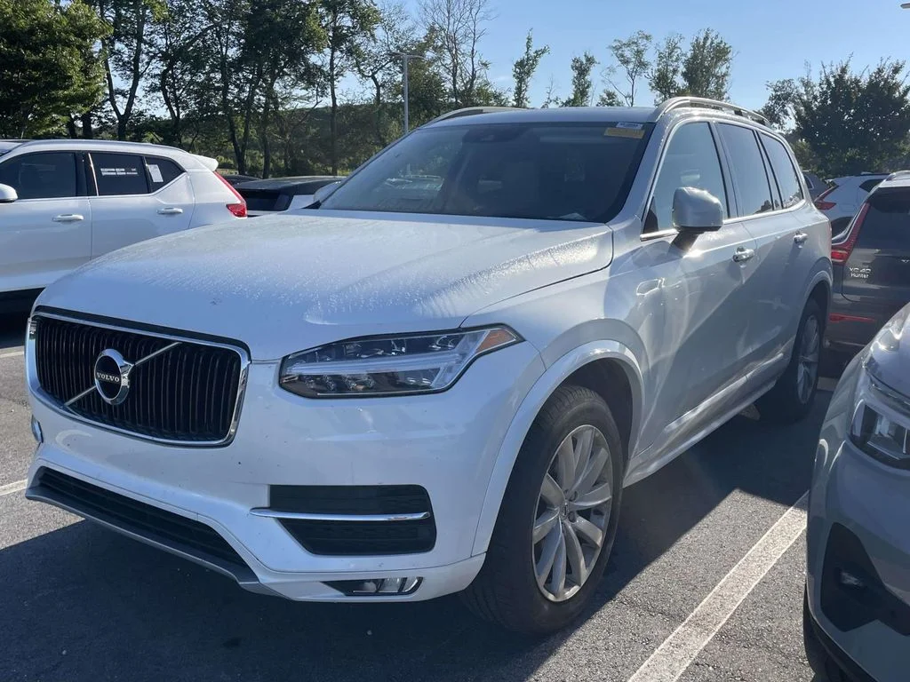 Used 2019  Volvo Momentum image 2