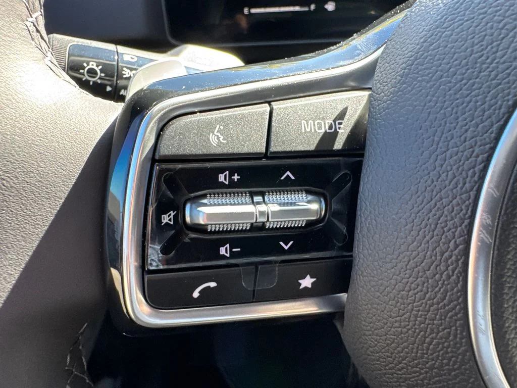 New 2025 White Kia LXS image 22