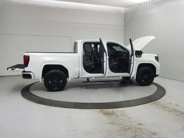 Used 2023 White GMC AT4X image 17