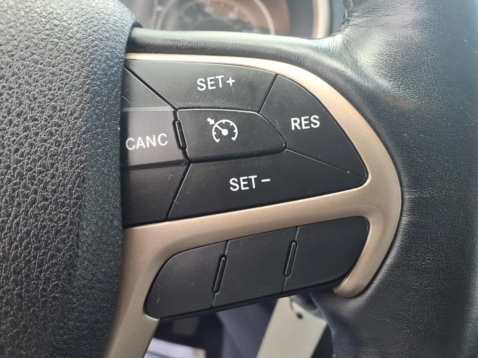 Used 2015 White Jeep 4WD 4DR LATITUDE image 20