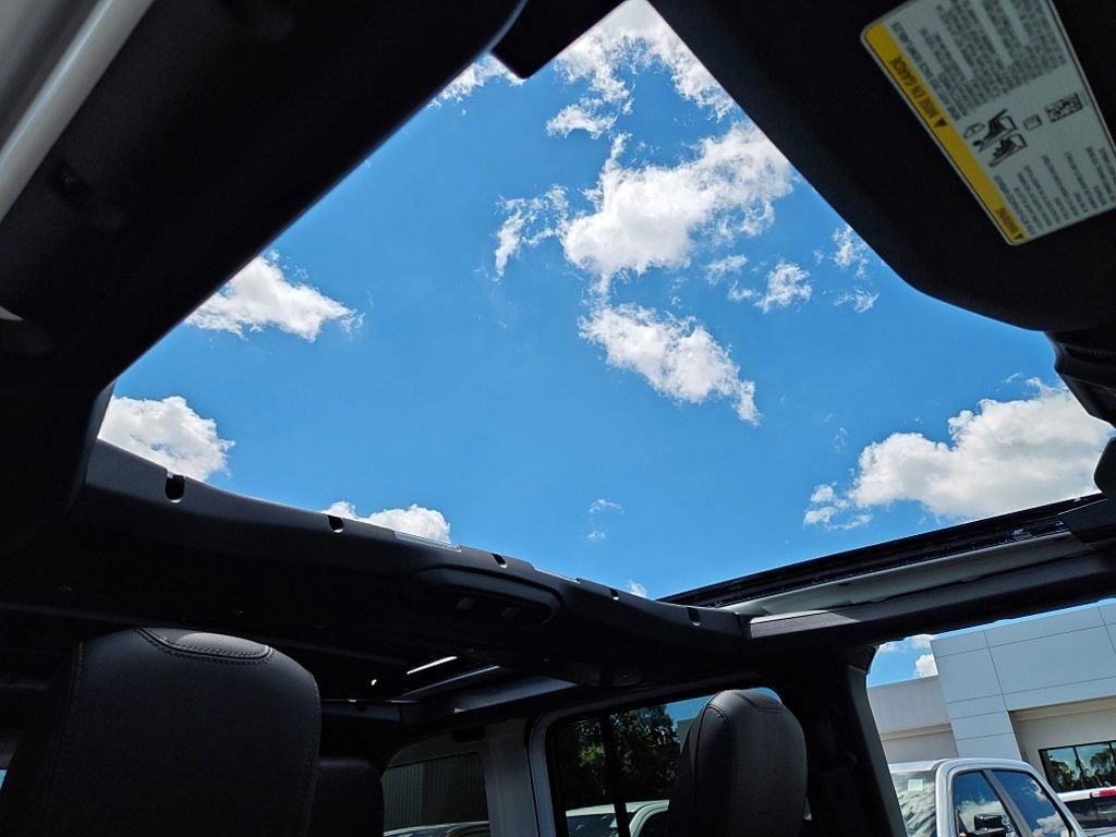 New 2026 Bright White Clear-Coat Exterior Paint Jeep Sahara image 44