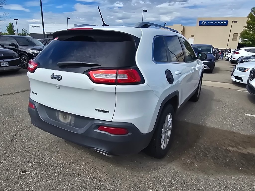 Used 2015 Bright White Clearcoat Jeep Latitude image 17