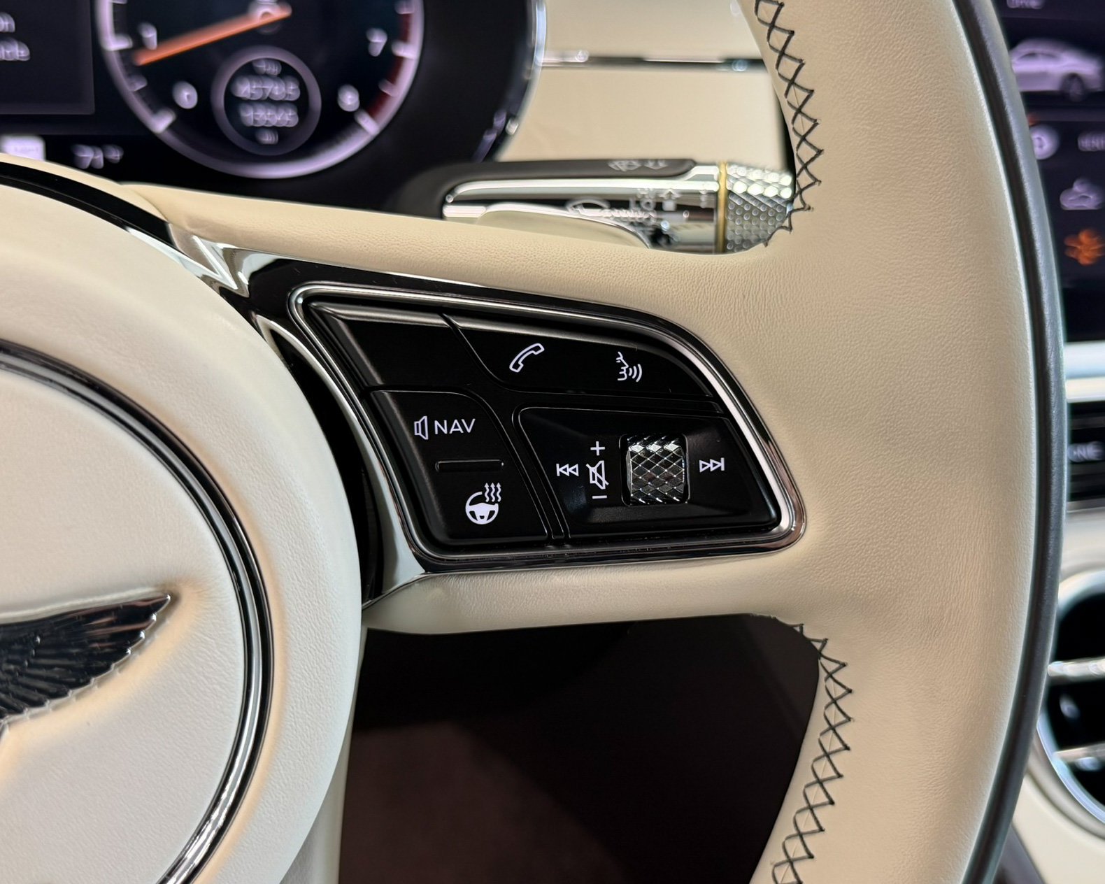 Used 2023 Brown Bentley V8 image 26