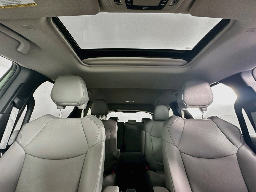 Used 2025  Toyota XLE AWD image 20