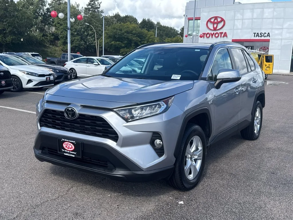 Used 2021 Silver Toyota XLE image 3