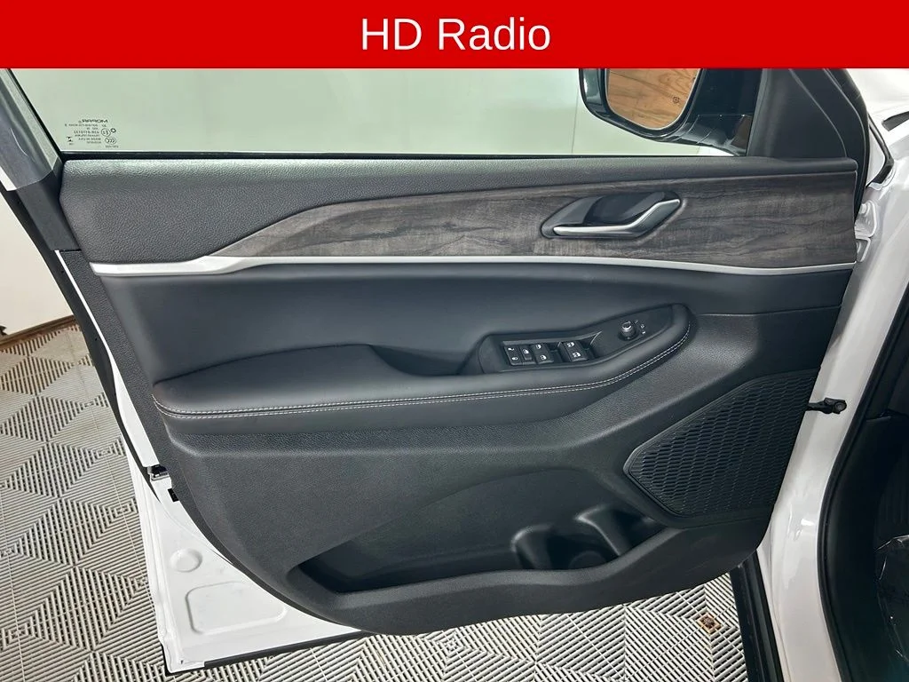 New 2026 Bright White Clear-Coat Exterior Paint Jeep Altitude image 9