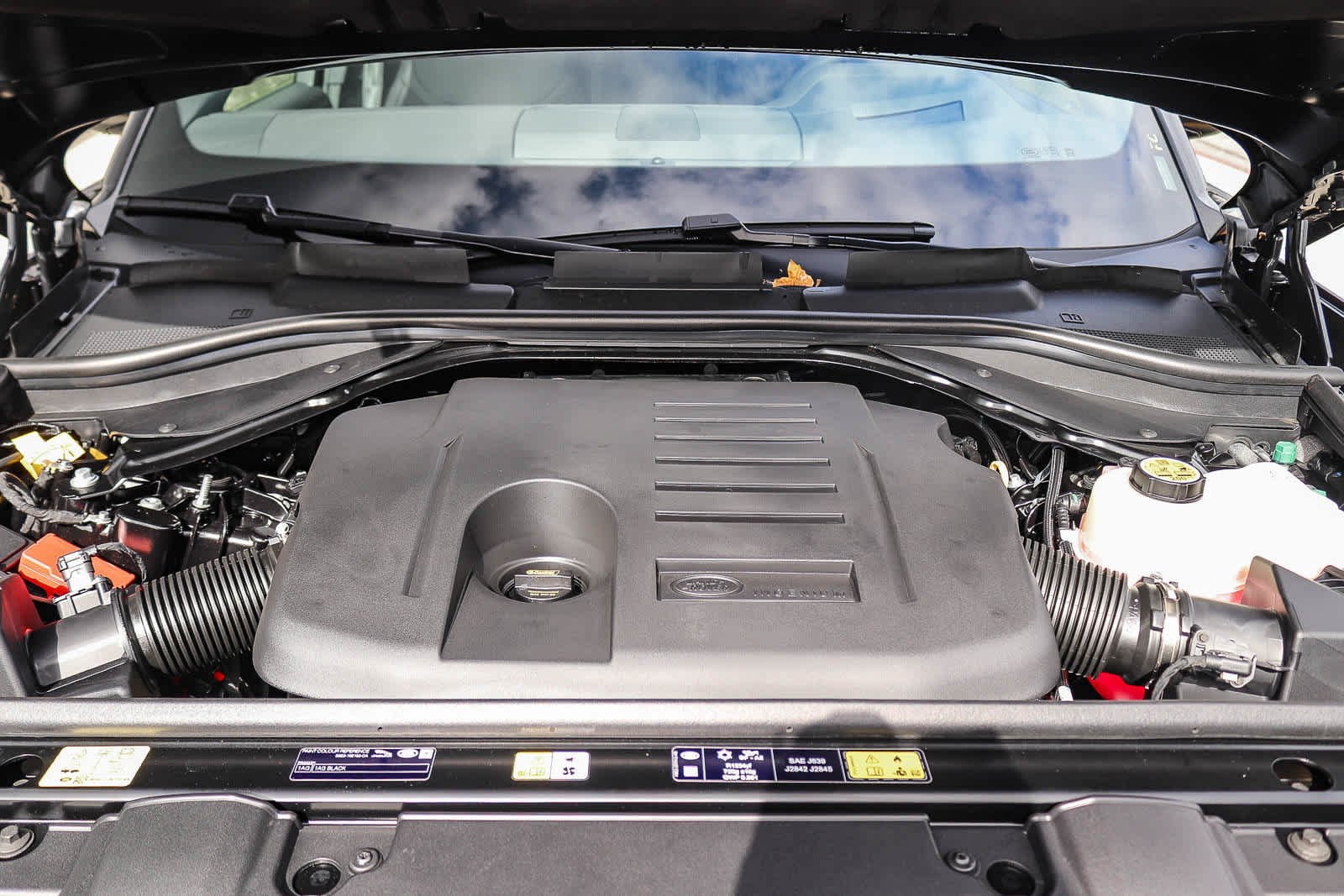 New 2026 Santorini Black Land Rover SE image 27