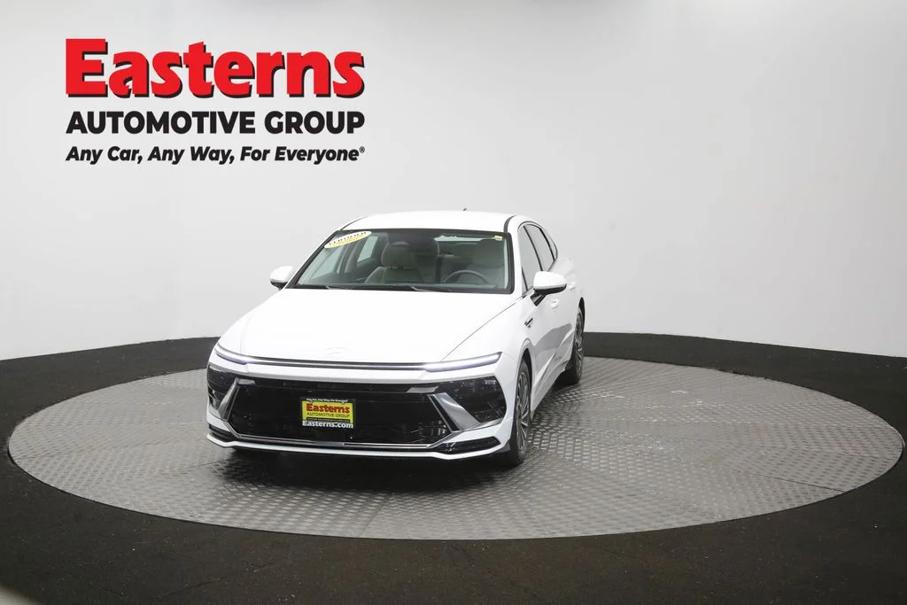 Used 2025 White Hyundai SEL image 53