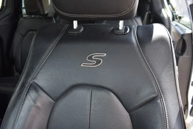 Used 2019 White Chrysler Touring L image 12