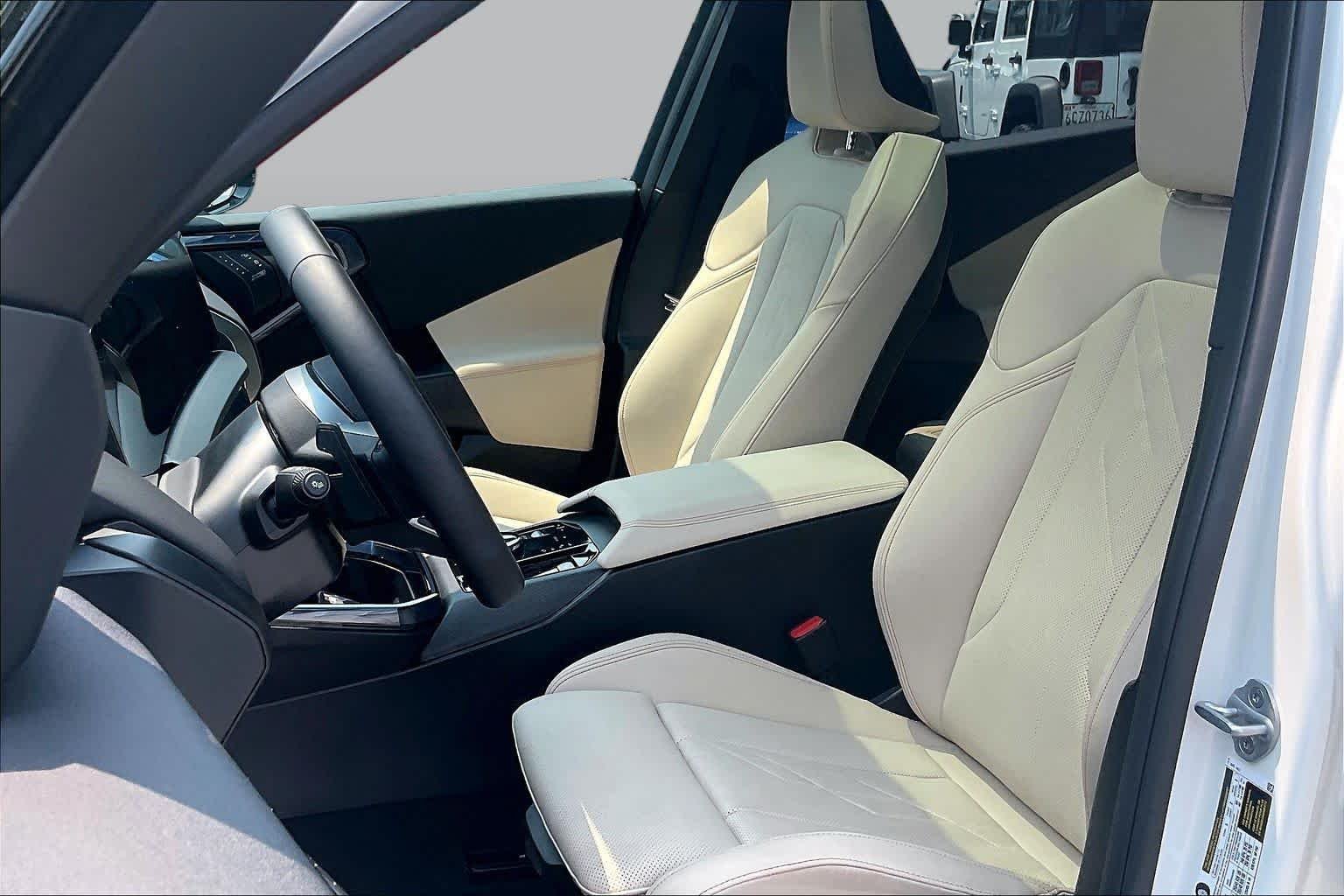 Used 2025 Alpine White BMW 30 xDrive image 7