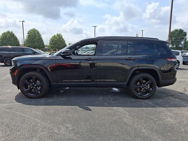 Used 2023 Black Jeep Altitude image 6