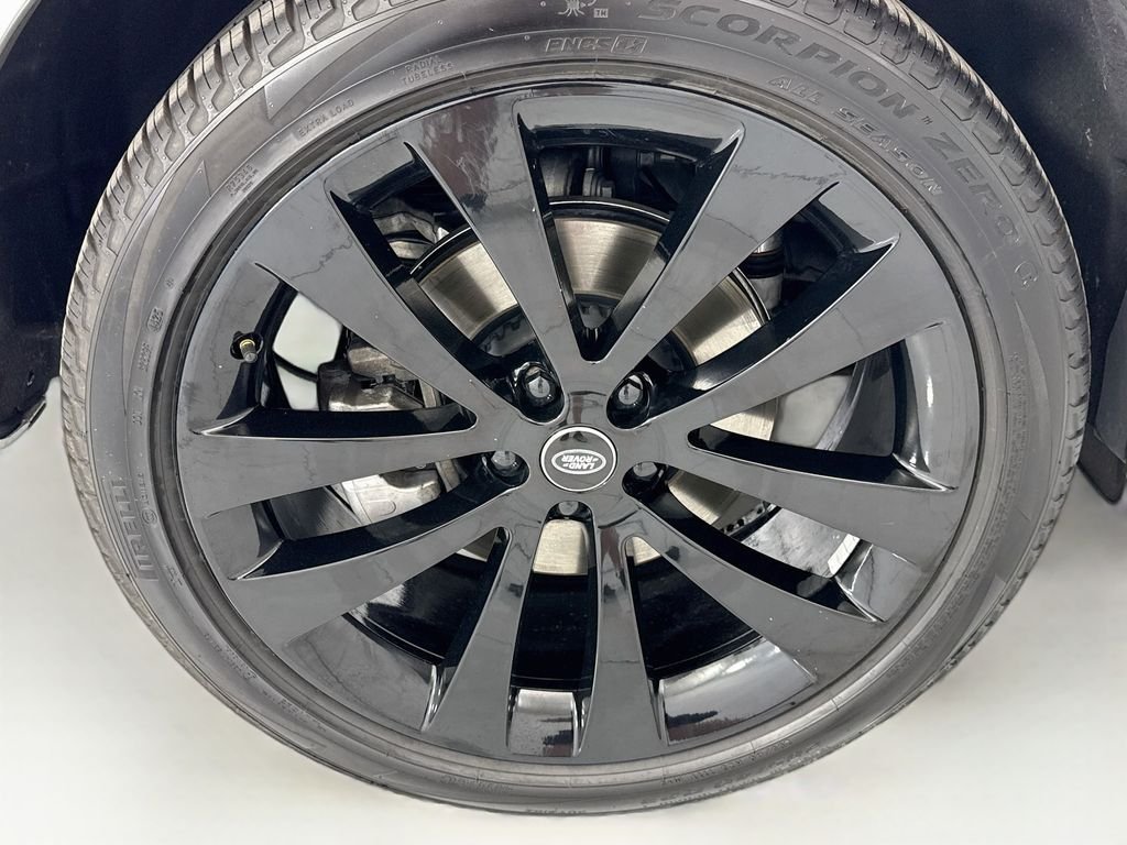 Certified Used 2025 Fuji White Land Rover Dynamic SE image 32
