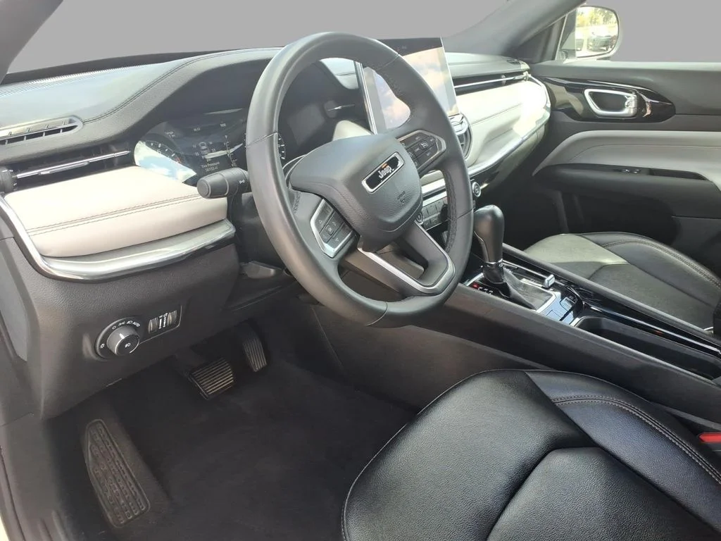 Used 2024 White/off-white Jeep Limited image 17