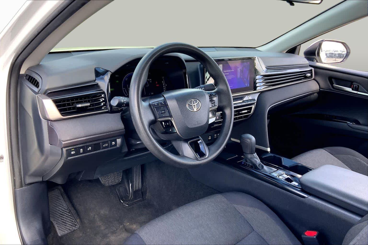 Used 2025 Ice Cap Toyota LE image 17