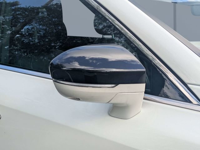 Used 2023 White INFINITI LUXE image 10