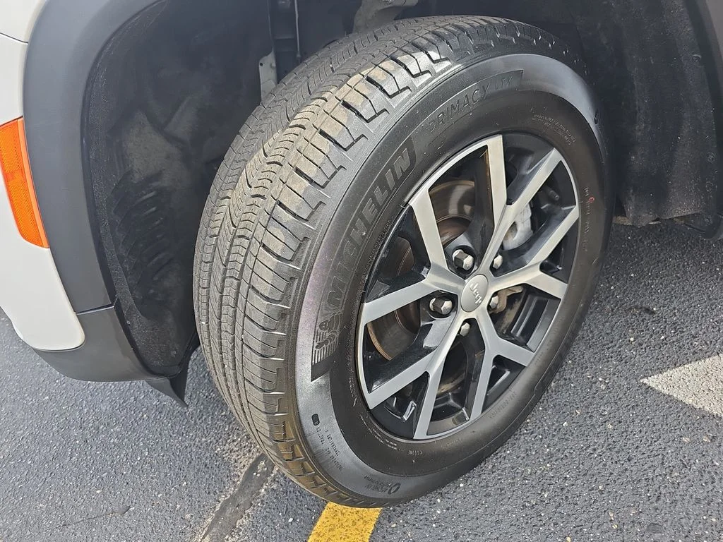 Used 2023 White/off-white Jeep Limited image 33