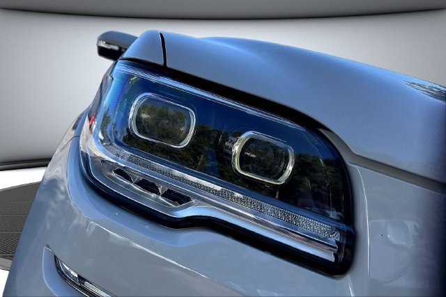 Used 2022 White Lincoln Reserve image 34