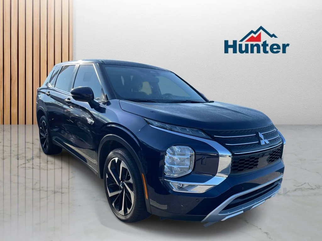 Used 2025 Cosmic Blue Metallic Mitsubishi SE image 1