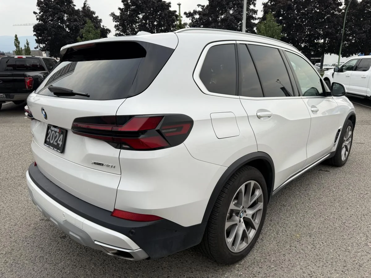 Used 2024 White BMW xDrive40i Sports Activity Vehicle image 9
