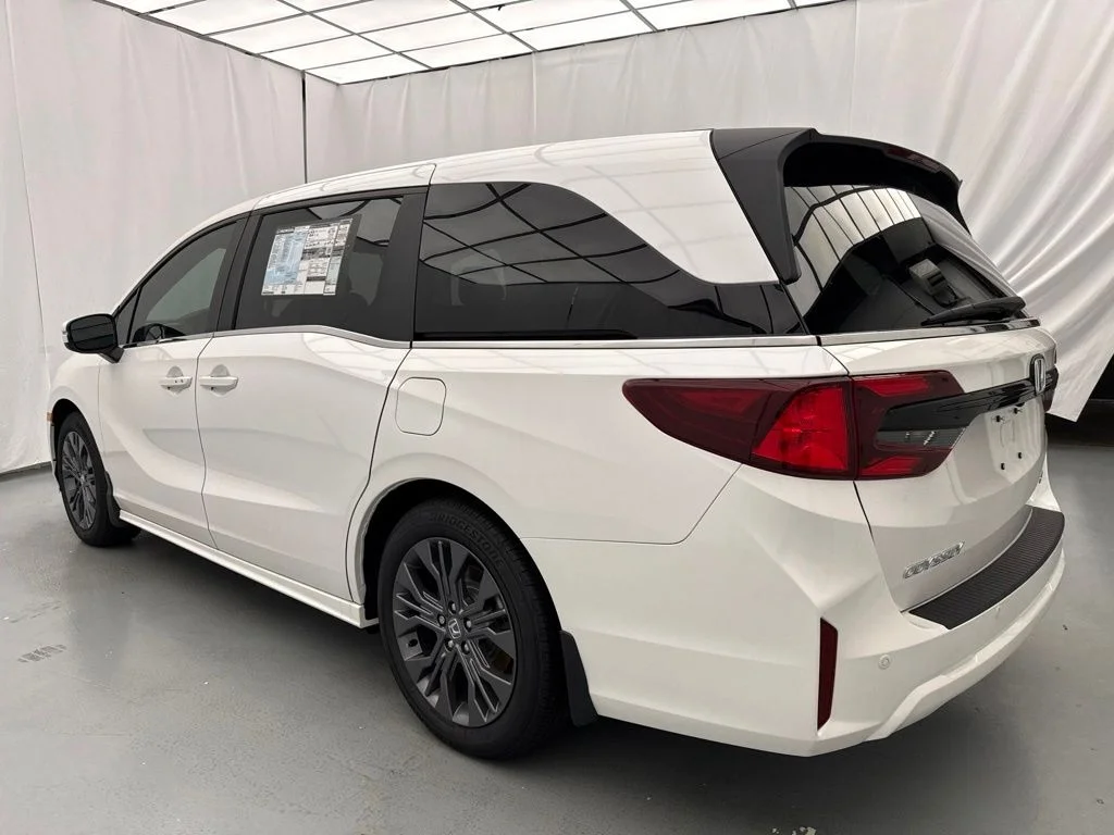 New 2026 Platinum White Pearl Honda Touring image 5