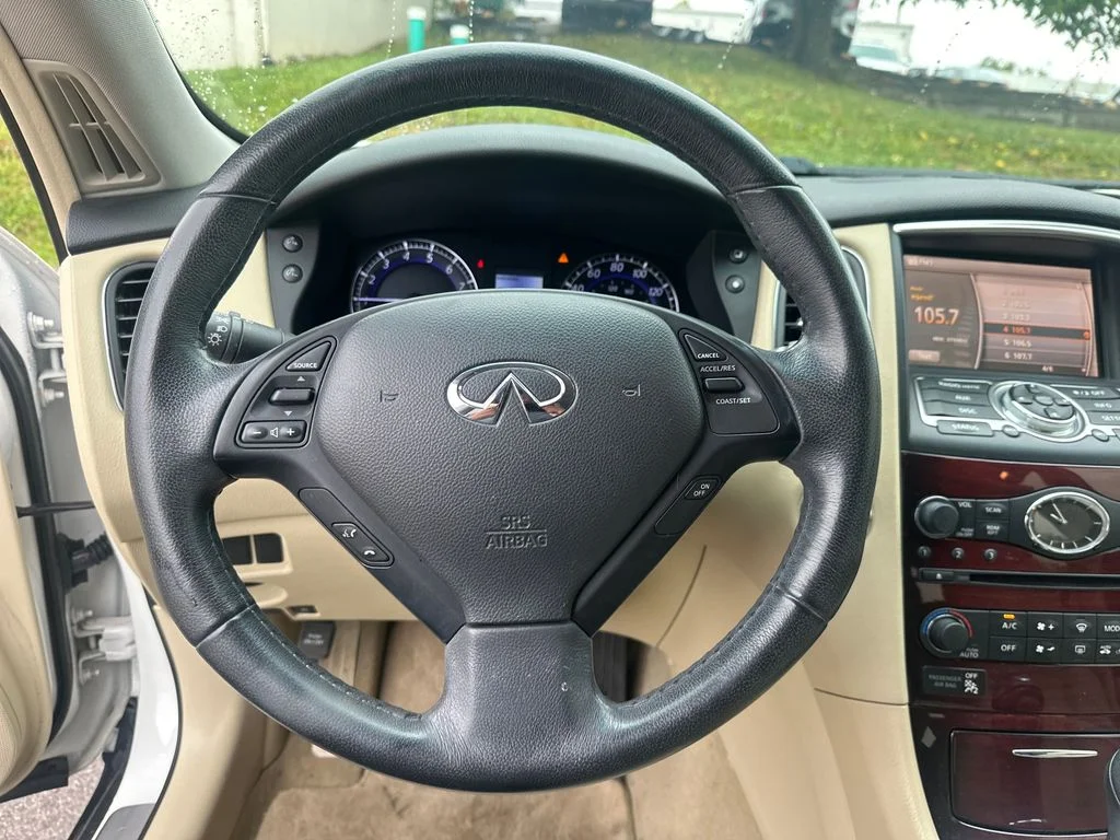 Used 2017 White INFINITI Base image 13