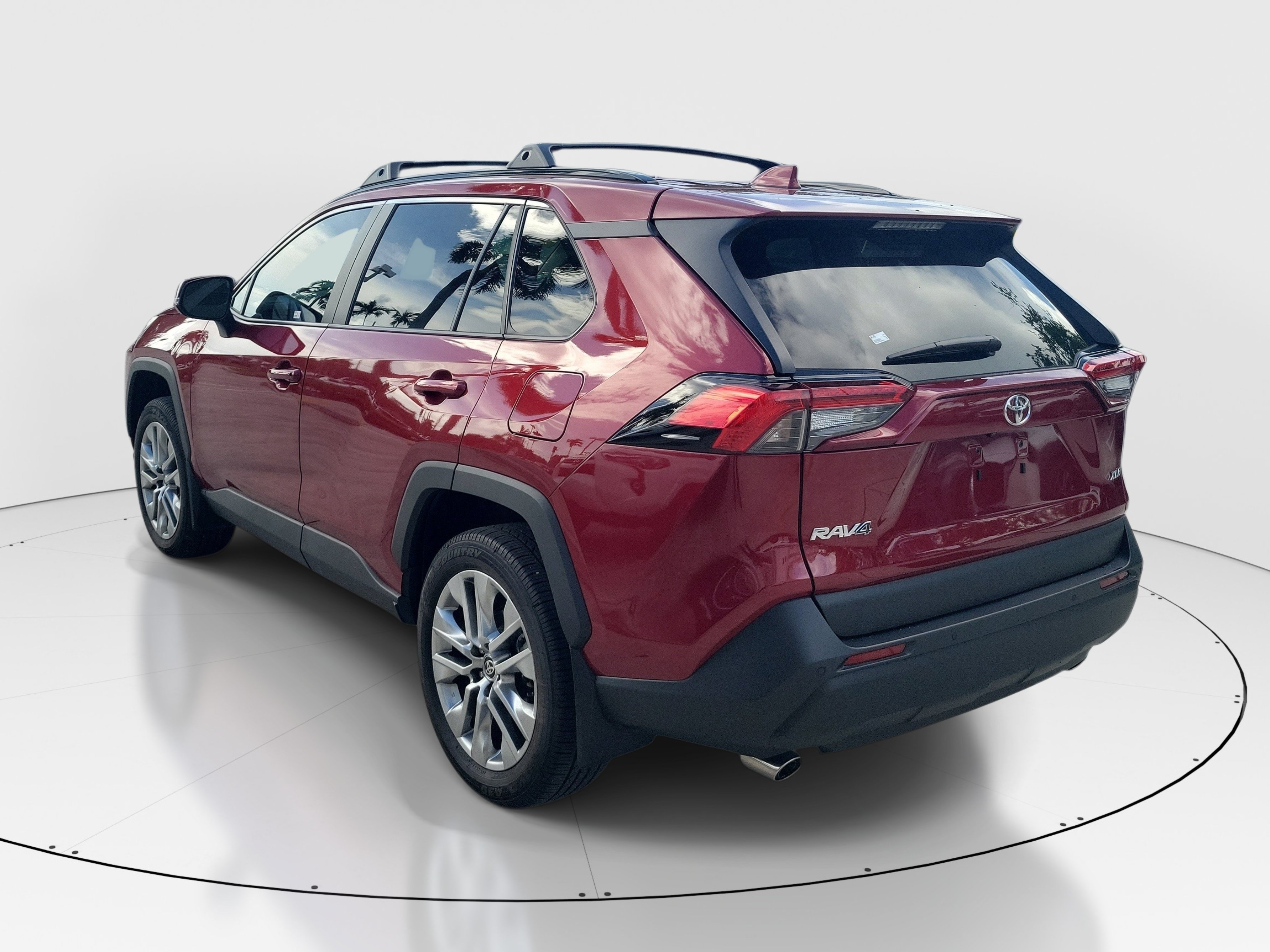 Certified Used 2025 Pearl Toyota XLE Premium image 5
